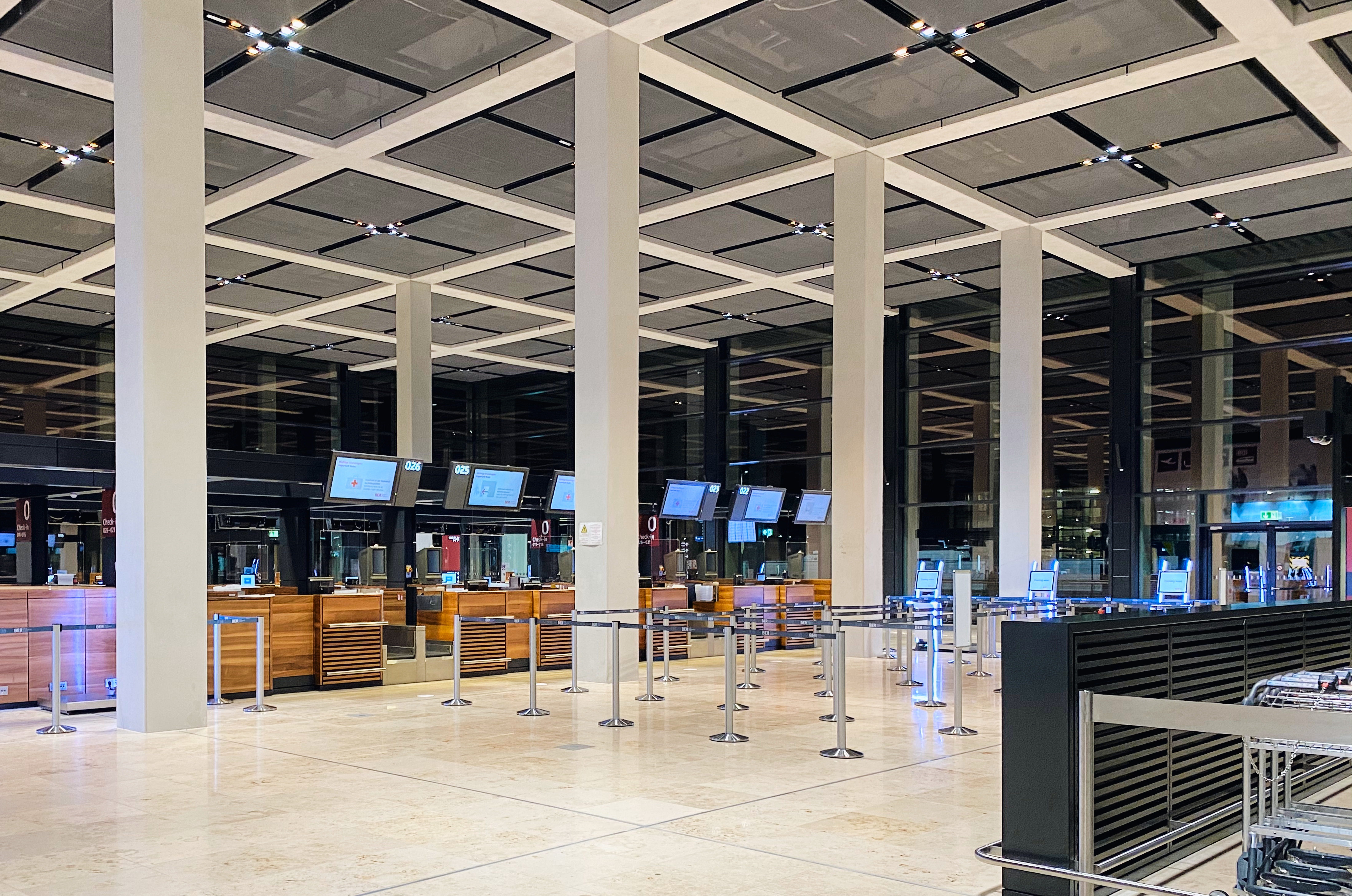 How to Use Infotainment for Airport Information Screens