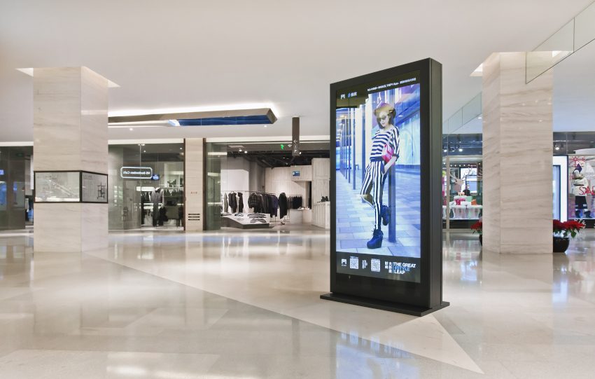 digital signage in the mall