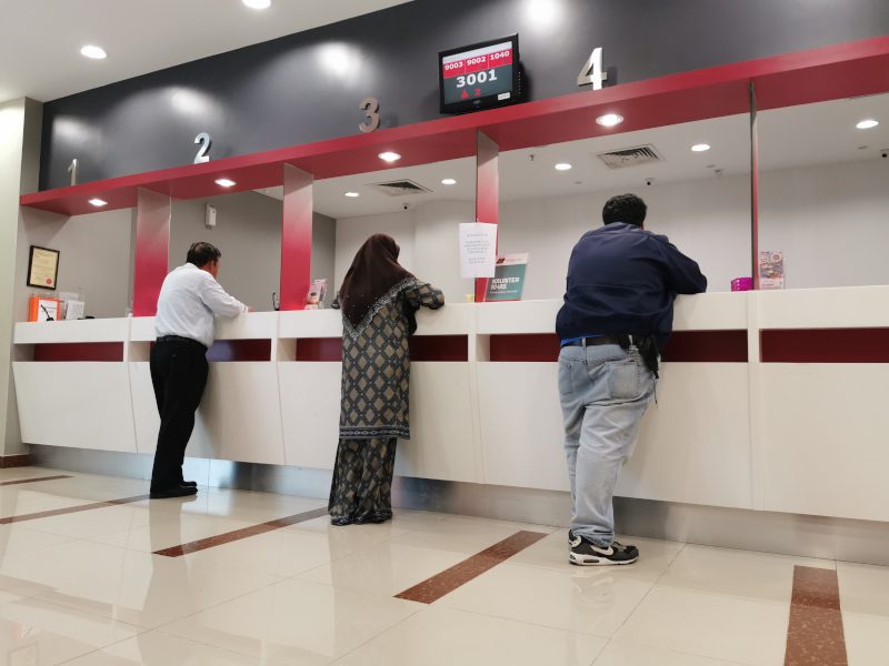 digital signage in banks (waiting line queue)